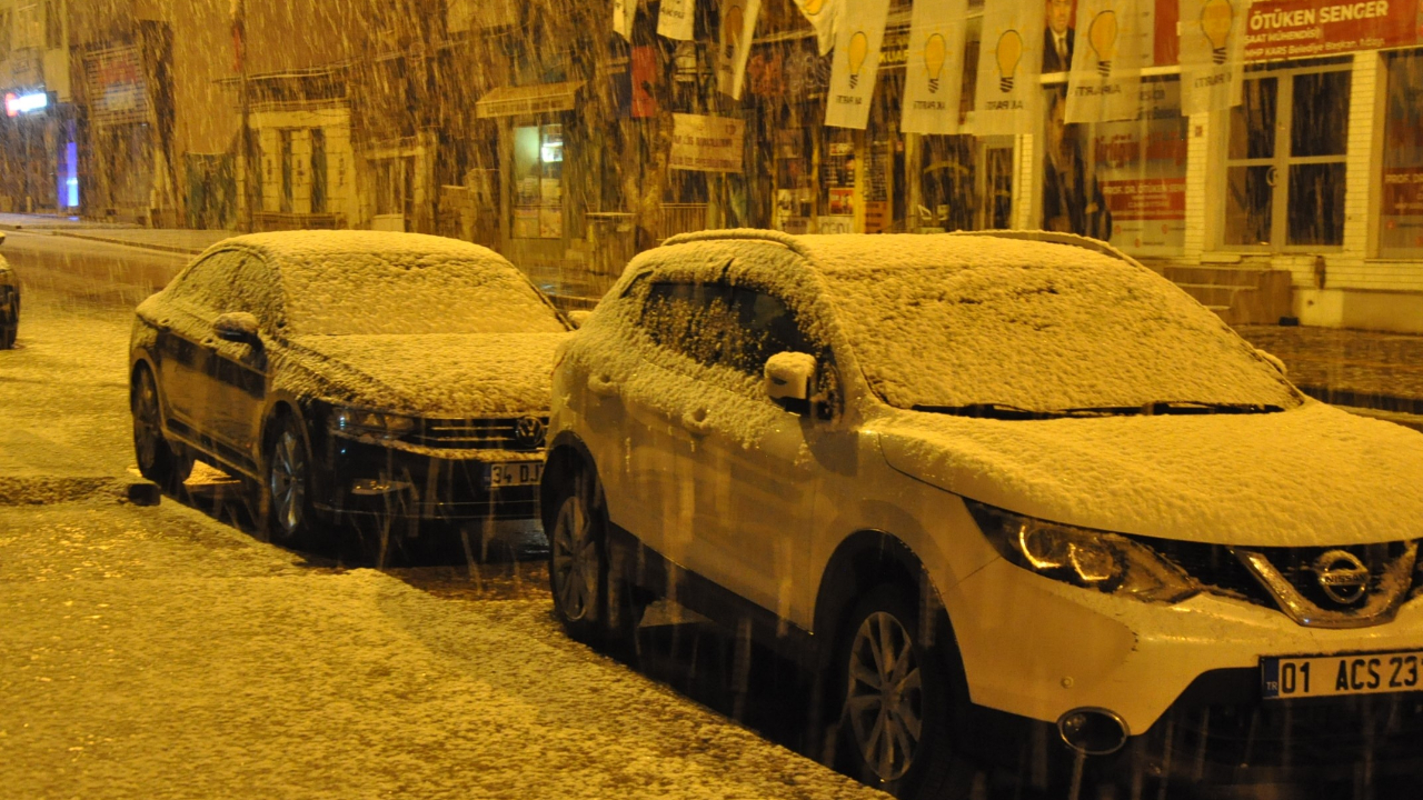 Kars’ta yoğun kar yağışı kartpostallık görüntü oluşturdu!
