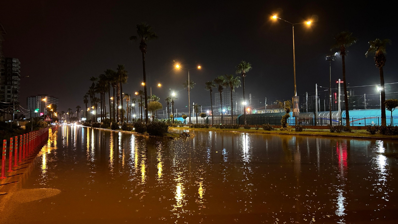 Hatay yine sular altında: Caddeler göle döndü
