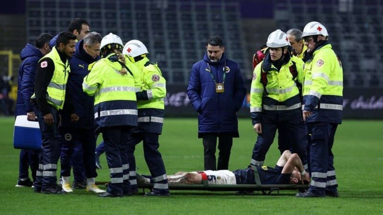 Fenerbahçe'de bir sakatlık daha! Sahayı sedyeyle terk etti
