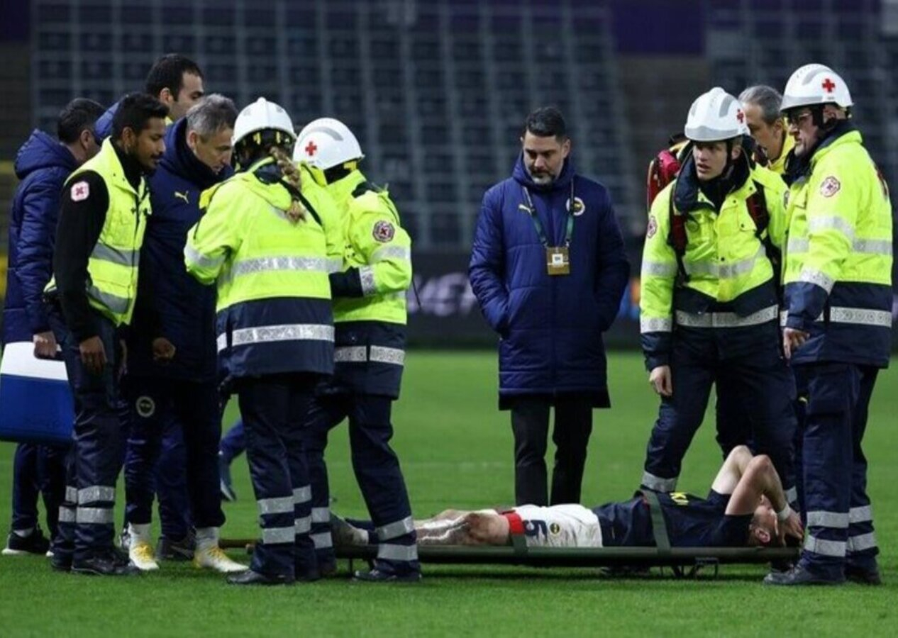 Fenerbahçe'de bir sakatlık daha! Sahayı sedyeyle terk etti