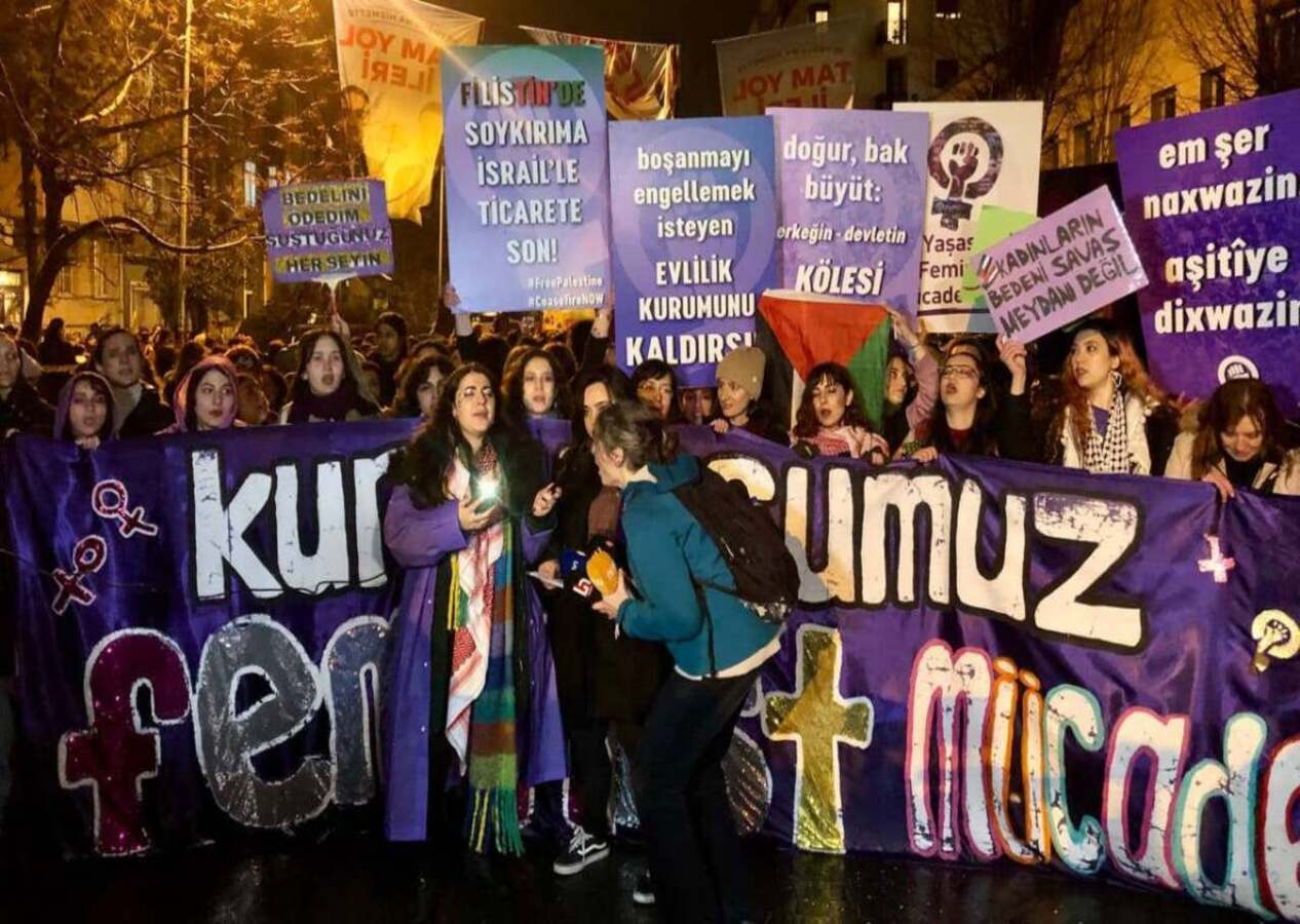 İstanbul'da kadınlar 'Feminist Gece Yürüyüşü' için sokaktaydı!