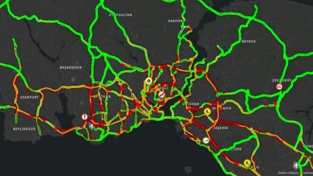 İstanbul'da cuma trafiği! Yoğunluk yüzde 90'a yaklaştı...