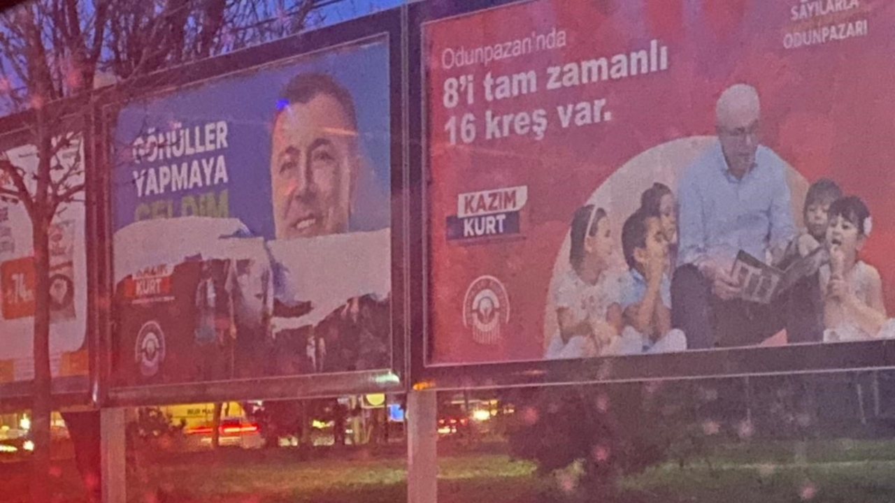 Eskişehir'de AK Partili adayın pankartına çirkin saldırı
