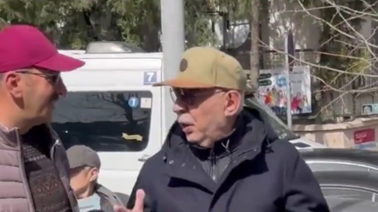 Kayhan Yıldızoğlu'nun cenaze töreninde gergin anlar! Şener Şen, kendisiyle fotoğraf çektirmek isteyenlere ateş püskürdü