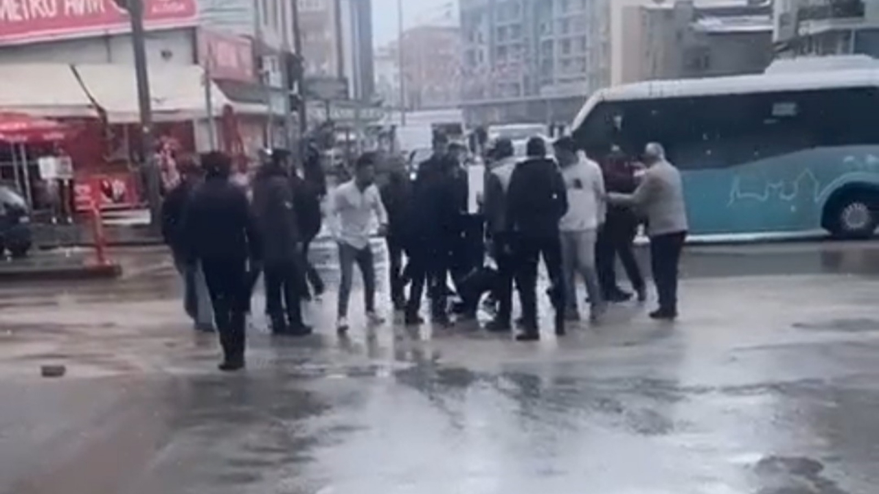 Van'da sokak ortasında eşini defalarca bıçaklayan şahsa meydan dayağı!