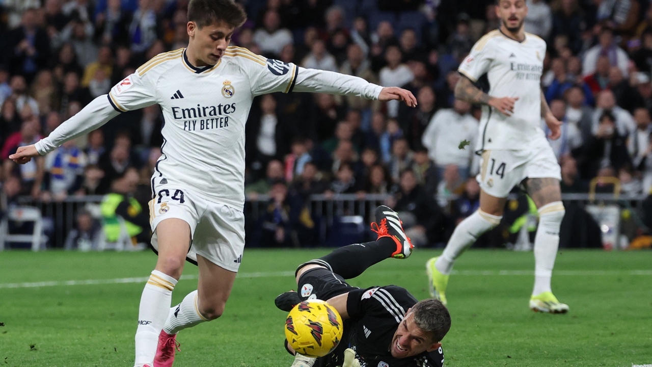 Real Madrid formasıyla Arda Güler'den Mesut Özil'in golünün kopyası! Görenler şaşkına döndü: Efsane isimden genç yıldıza maç sonu tebrik telefonu