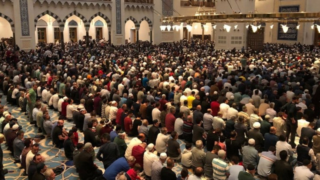 Teravih namazı nasıl kılınır? Teravih namazı kaç rekat?