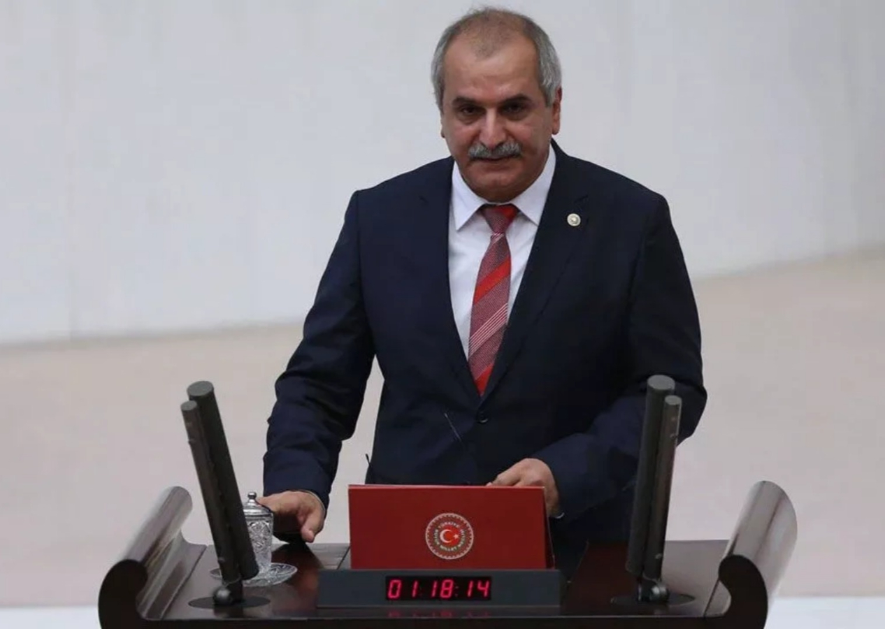 Eski milletvekili ve medya patronu Ahmet Çelik kardeşi tarafından bıçaklandı