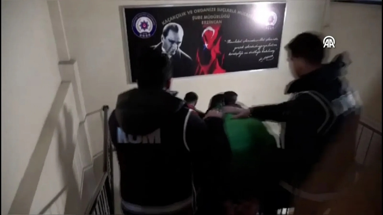 Erzincan'da nitelikli yağma suçundan 4 zanlı tutuklandı! Evlerinden çıkanlar şoke etti...