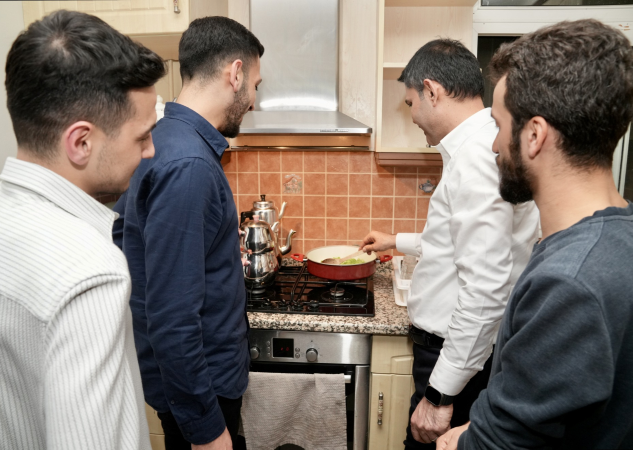 Murat Kurum gençlere misafir oldu! Sahur için mutfağa girip menemen yaptı: “Menemen soğansız olur”