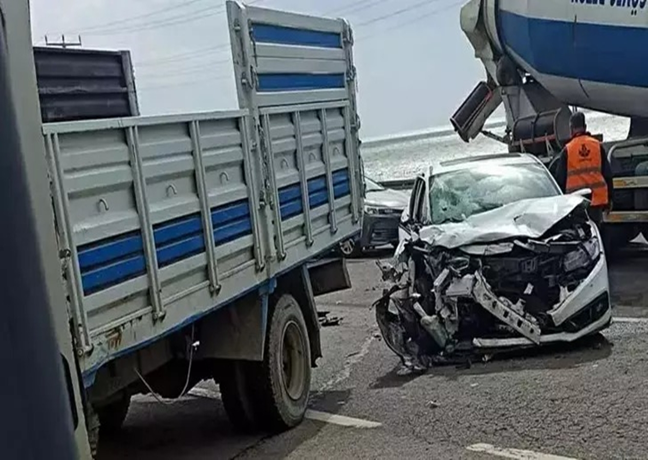 Sürücüsü 'U' dönüşü yapan kamyonete otomobil çarptı: 3 yaralı