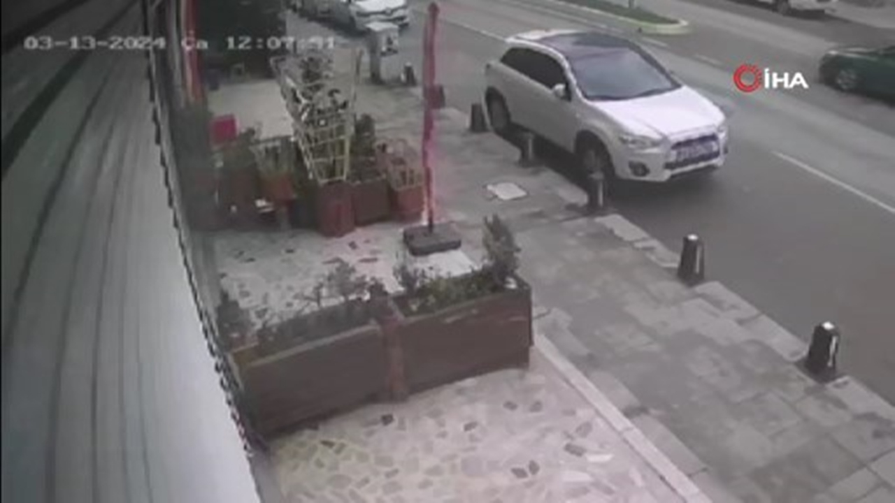 Sancaktepe’de otomobille otobüsün kafa kafaya çarpıştığı kaza kamerada