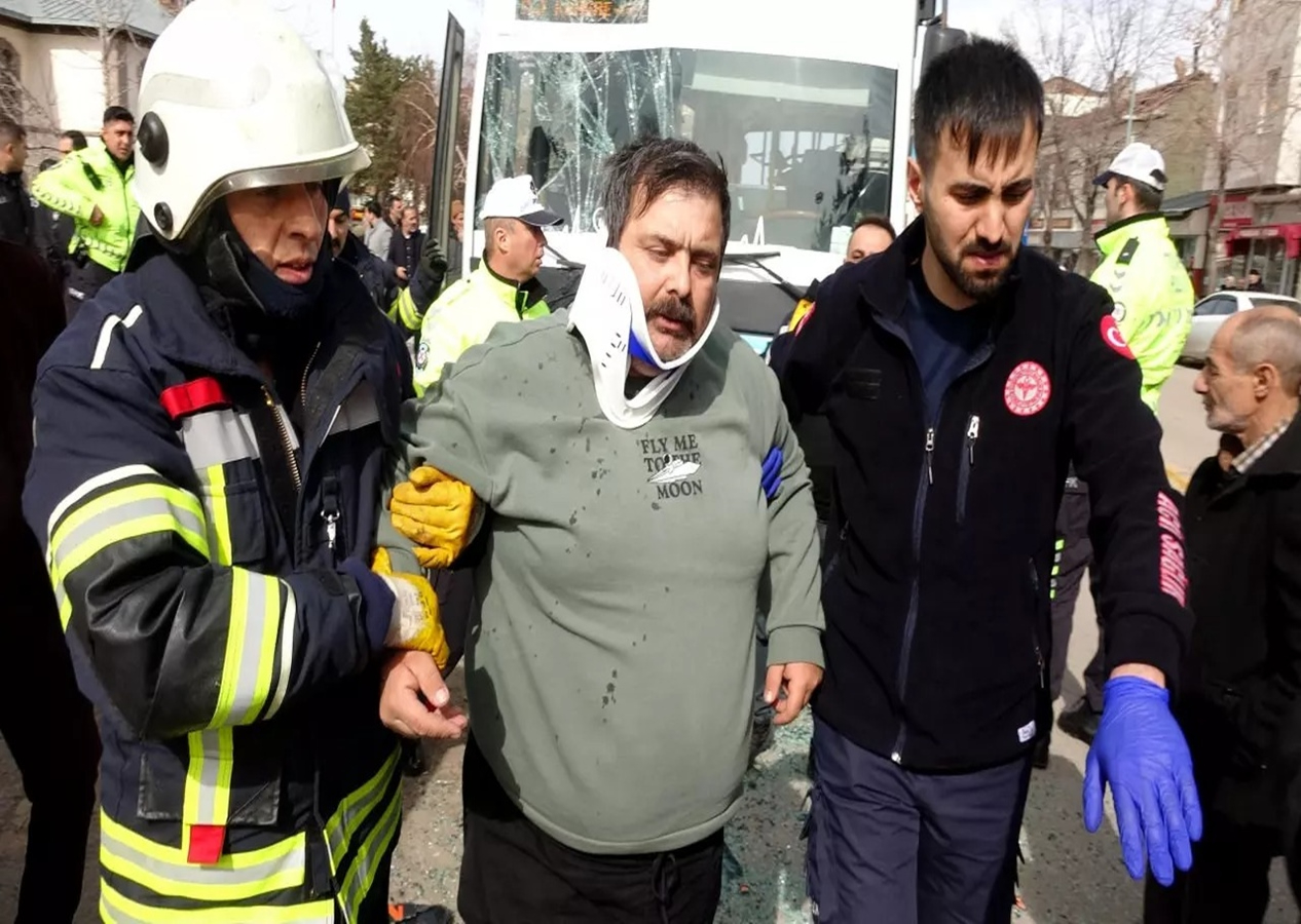 Halk otobüsü yolcu minibüsüne çarptı: Çok sayıda yaralı var