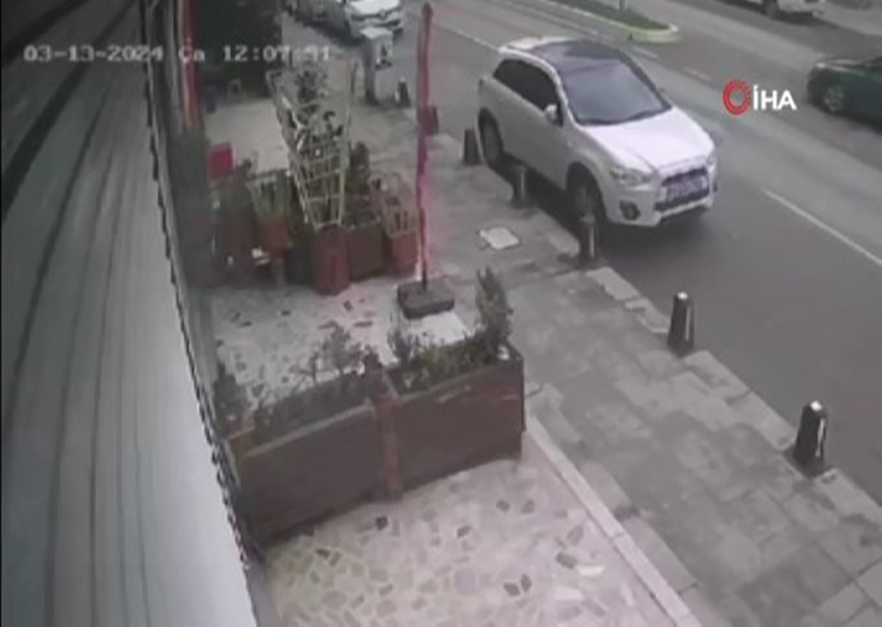 Sancaktepe’de otomobille otobüsün kafa kafaya çarpıştığı kaza kamerada