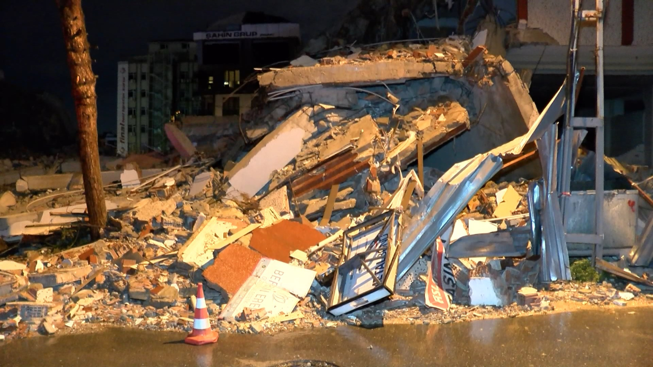 Kentsel dönüşüme gidecekti... İstanbul Maltepe'de 5 katlı bina çöktü!