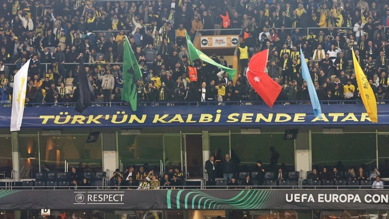 Fenerbahçe tribünlerinde bayrak şov: Türk’ün kalbi...