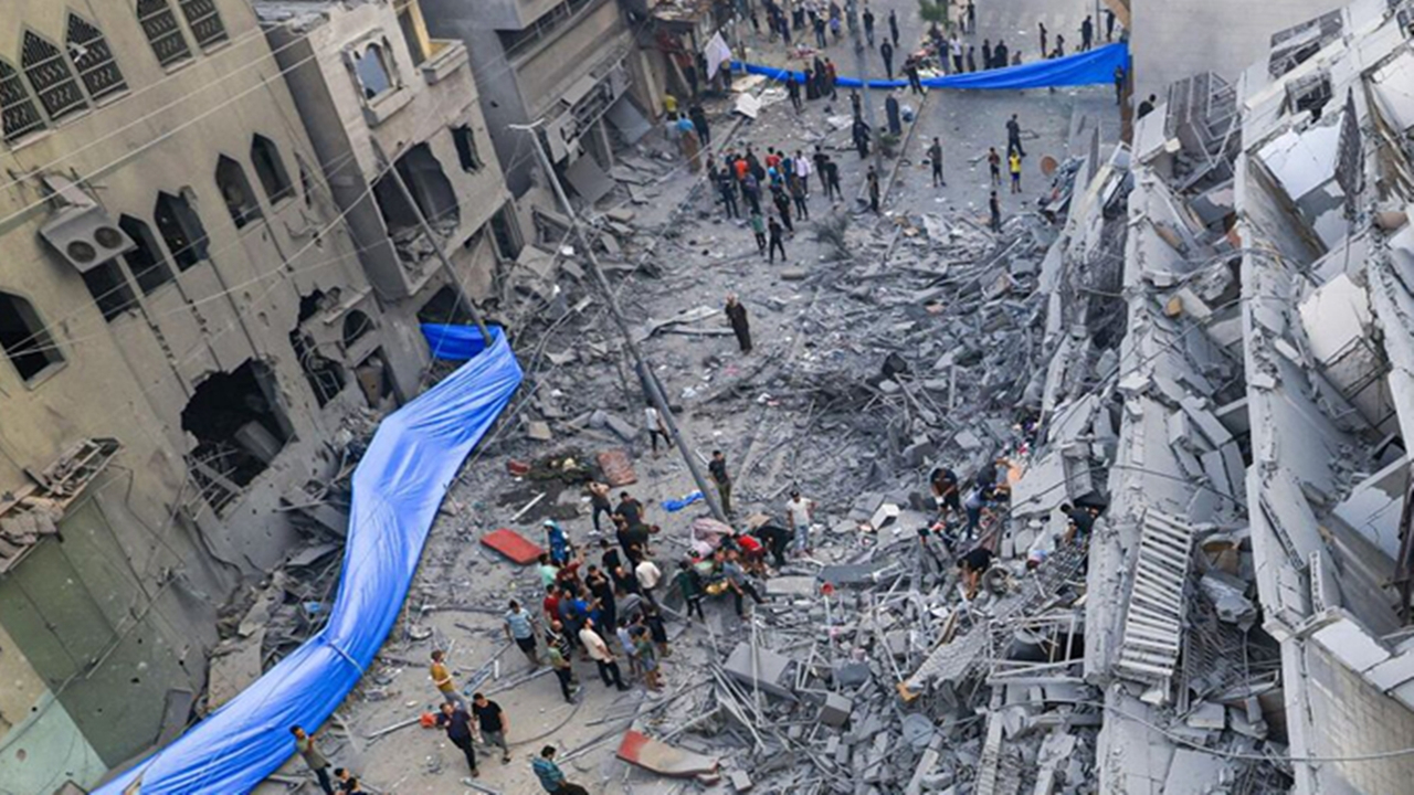 İsrail Gazze'de yardım dağıtım deposunu vurdu, 8 Filistinliyi öldürdü