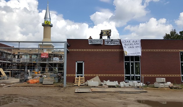 Hollanda'da inşası süren camiye ırkçı saldırı...