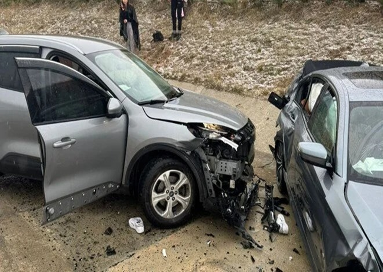 Kaza yapan otomobilden inen anne- oğula başka araç çarptı