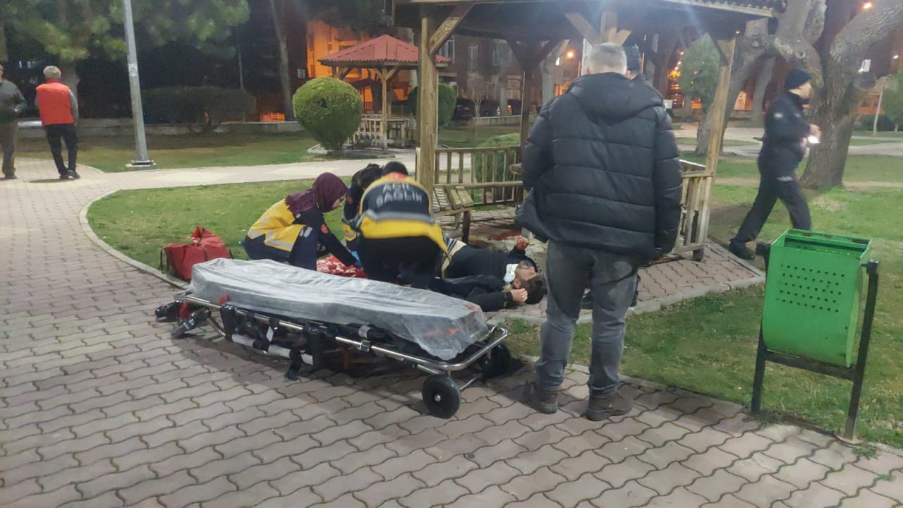 Parkta şoke eden olay! Tüfekle ayaklarından vuruldu