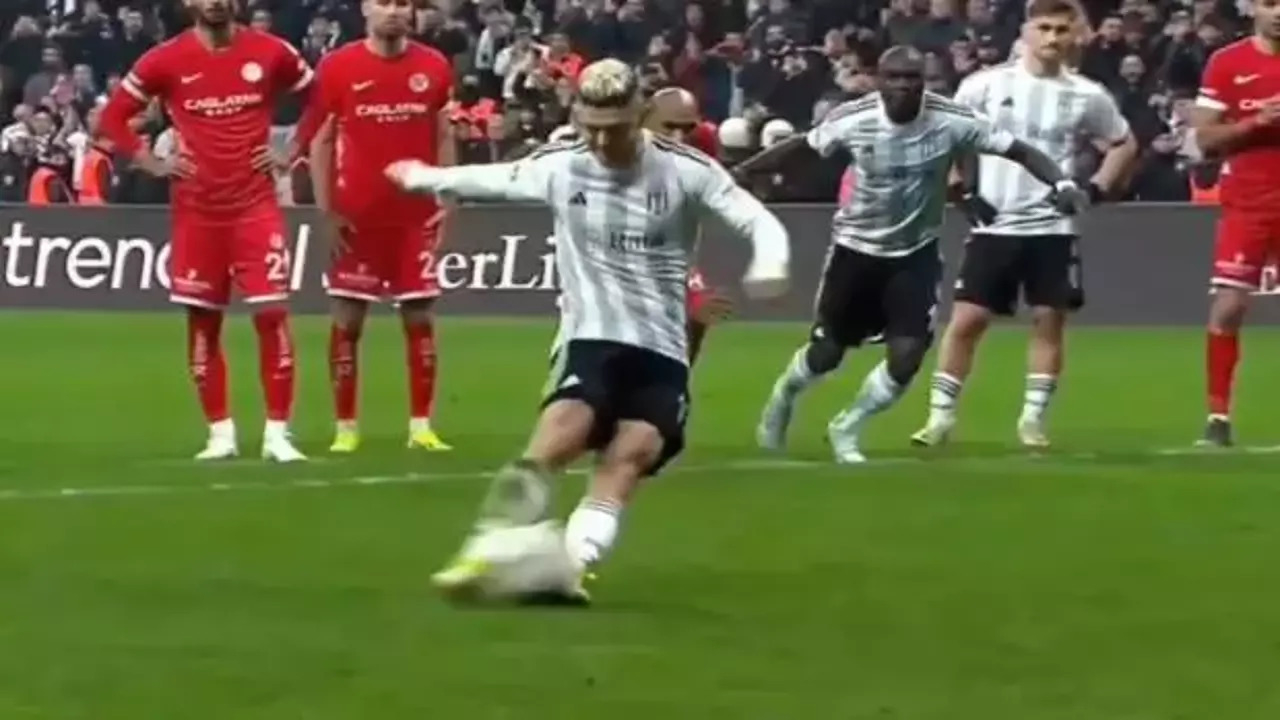 Beşiktaş - Antalyaspor maçında inanılmaz olay! Böyle son görülmedi...