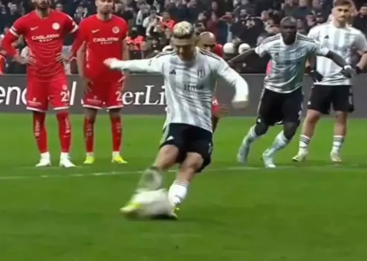 Beşiktaş - Antalyaspor maçında inanılmaz olay! Böyle son görülmedi...
