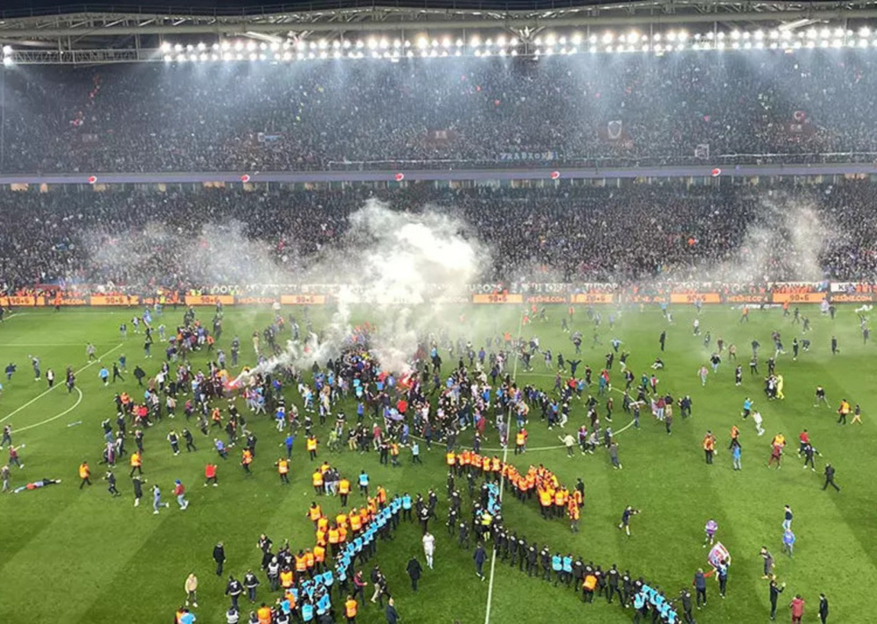 Trabzonsporlu taraftarlar maç sonunda sahaya girdi! İşte kara gecenin ayrıntıları...