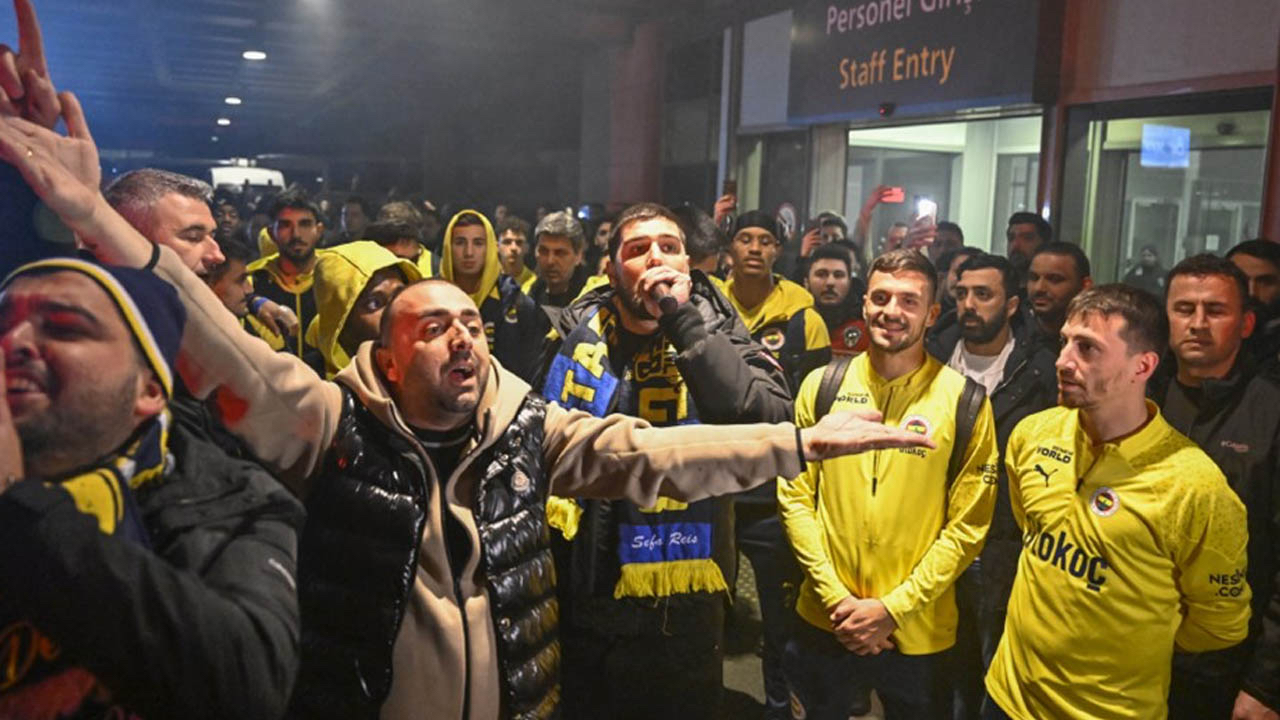 Fenerbahçe kafilesi sabaha karşı İstanbul'a vardı! Mert Hakan Yandaş'tan taraftara açıklama: "Fenerbahçe arması hiçbir zaman yere düşmeyecektir."