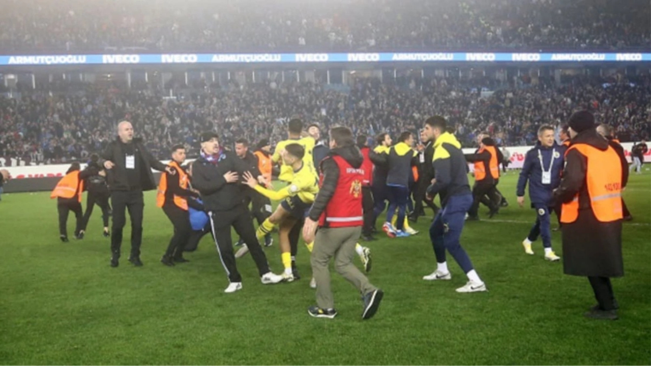Trabzonspor-Fenerbahçe maçında çıkan olaylarla ilgili 12 kişi gözaltına alındı! Bakan Yerlikaya duyurdu...