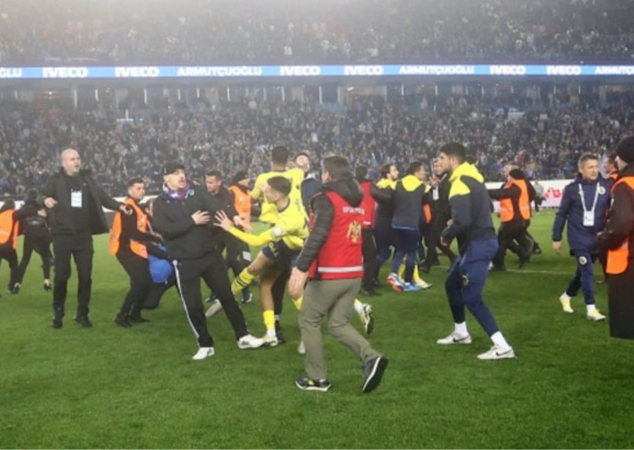 Trabzonspor-Fenerbahçe maçında çıkan olaylarla ilgili 12 kişi gözaltına alındı! Bakan Yerlikaya duyurdu...