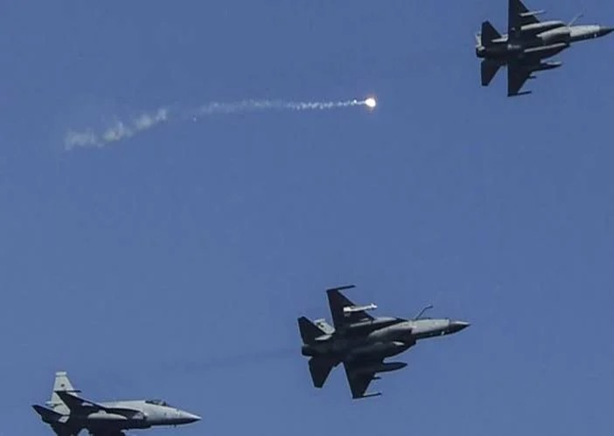 Pakistan, Afganistan'ı bombaladı: Çok sayıda ölü var