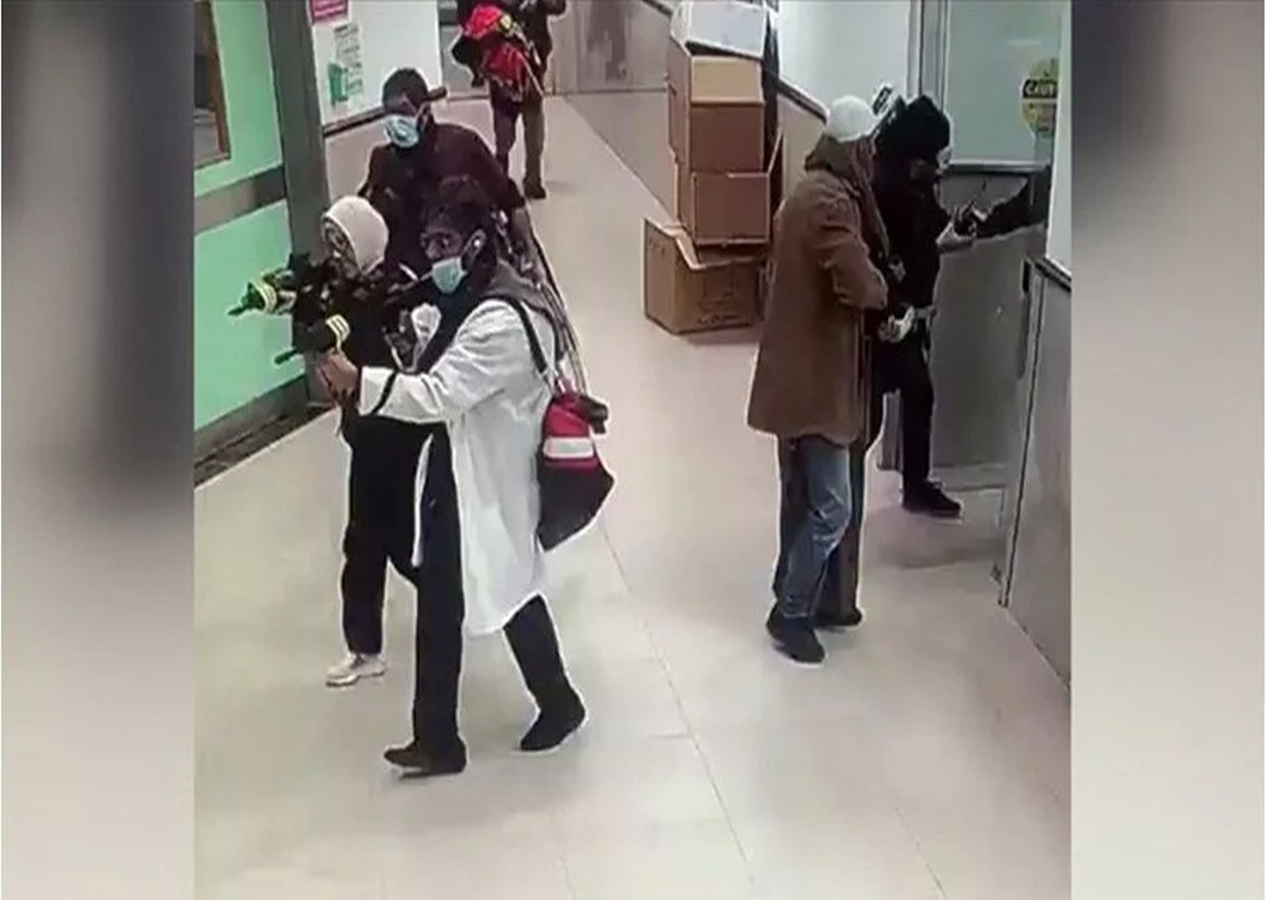 İşgalci İsrail tanklarla, insansız hava araçlarıyla (İHA) ve silahlarla, Şifa Tıp Kompleksi'ni bastı.