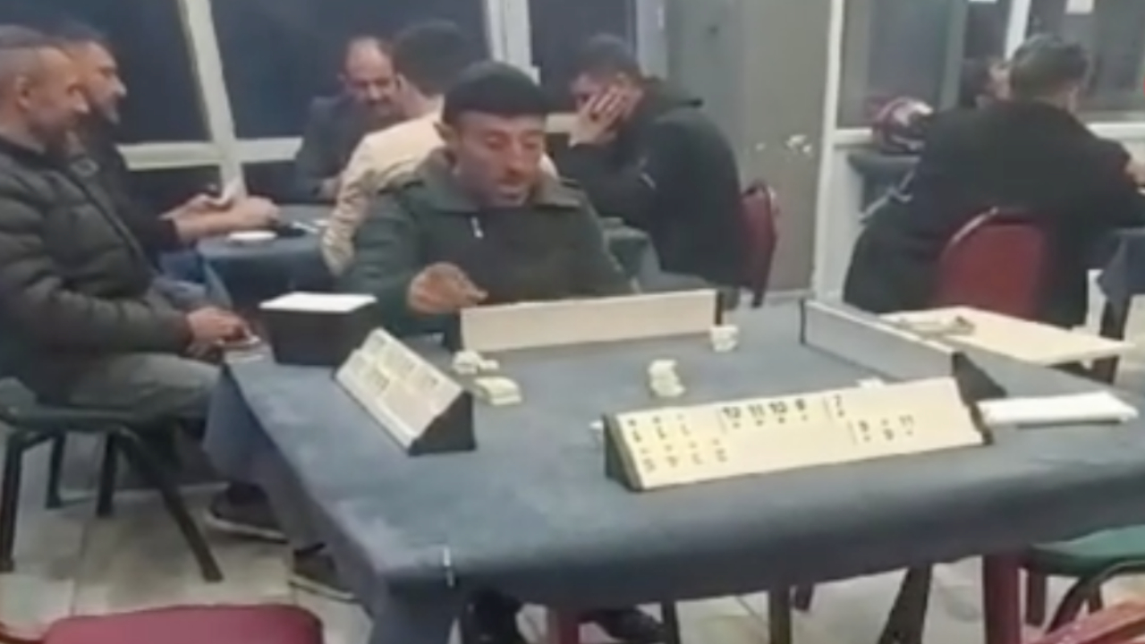 Sivas'ta tek başına okey oynayan vatandaş sosyal medyada gündem oldu:Tek başıma bittim okey atamadım