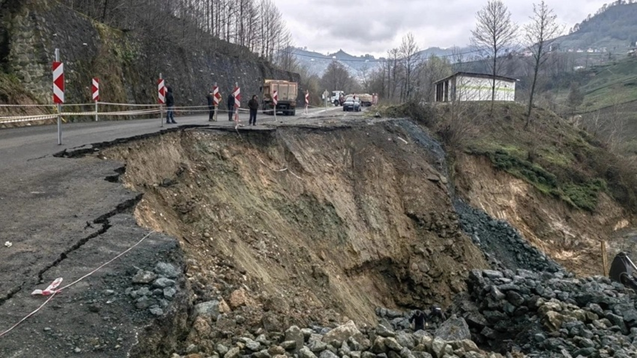 Trabzon'da Hayrat-Of kara yolunda, heyelan meydana geldi.