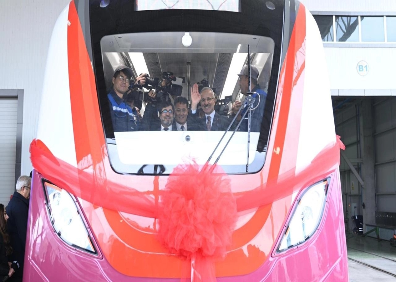 Ulaştırma ve Altyapı Bakanı Abdulkadir Uraloğlu, İstanbul'da bir metro ağının daha hizmete gireceğini duyurdu