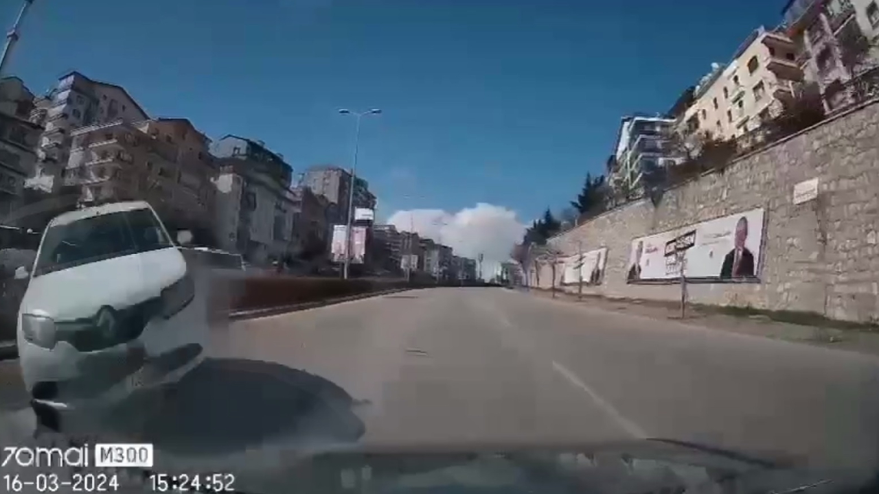 Otomobilin refüjü aşıp 3 otomobille çarpışması kamerada