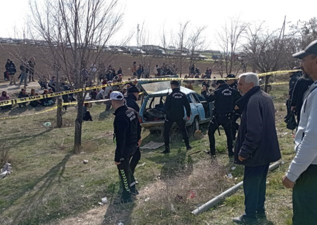 Konya'da otomobil, otobüs durağına daldı! Ölü ve yaralılar var...