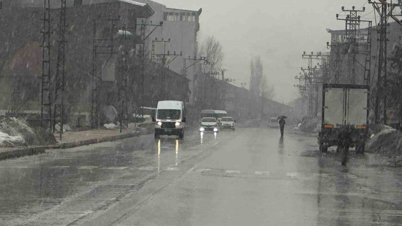 Yüksekova-Dağlıca karayolu ulaşıma kapandı