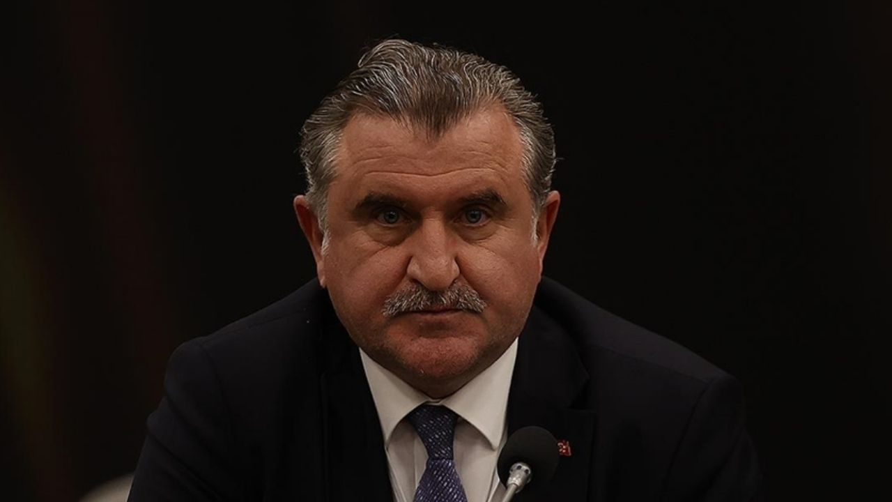 Bakan Bak'tan vefat eden eski milli futbolcu Ersen Martin için başsağlığı mesajı