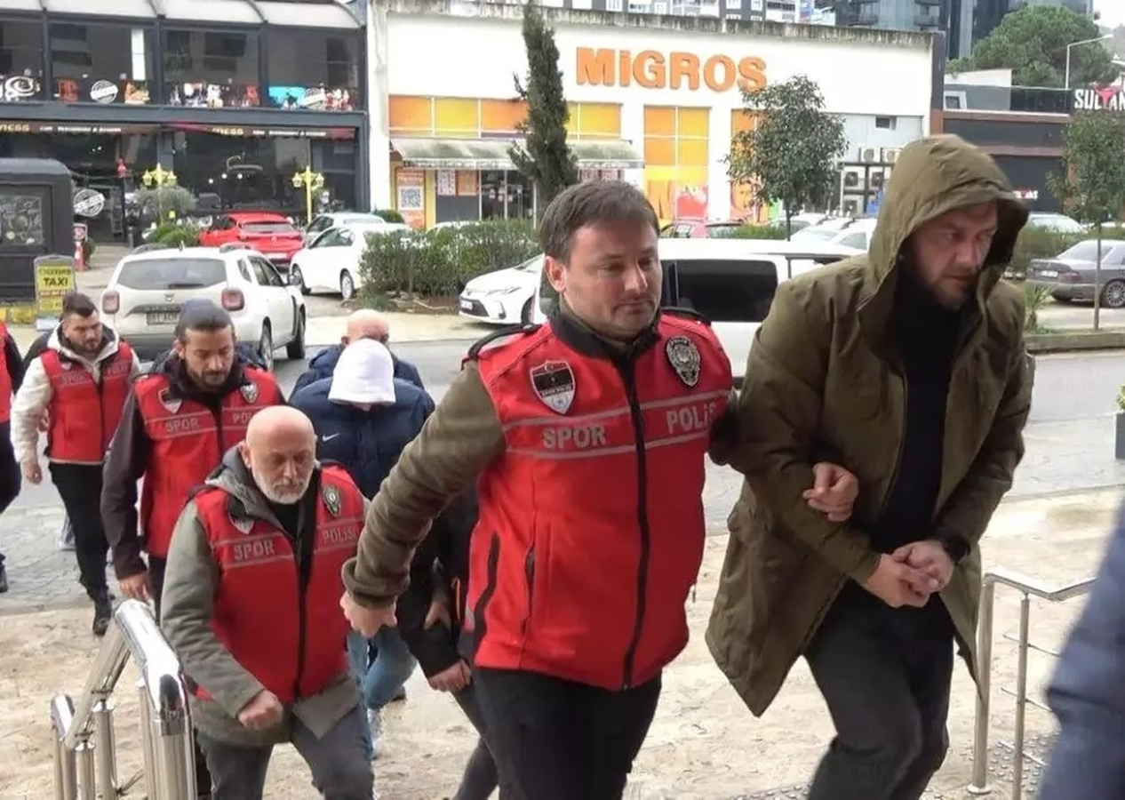 Trendyol Süper Lig'de oynanan Trabzonspor-Fenerbahçe maçında sahaya girerek olaylara karışan 7 kişi adliyeye getirildi.