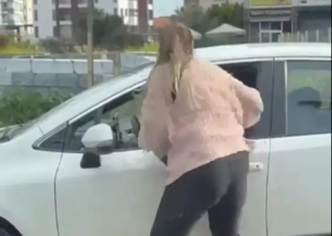 Adana'da bir kadın, trafikte tartıştığı başka bir kadını arabadaki çocuklarına aldırış etmeden darp etti