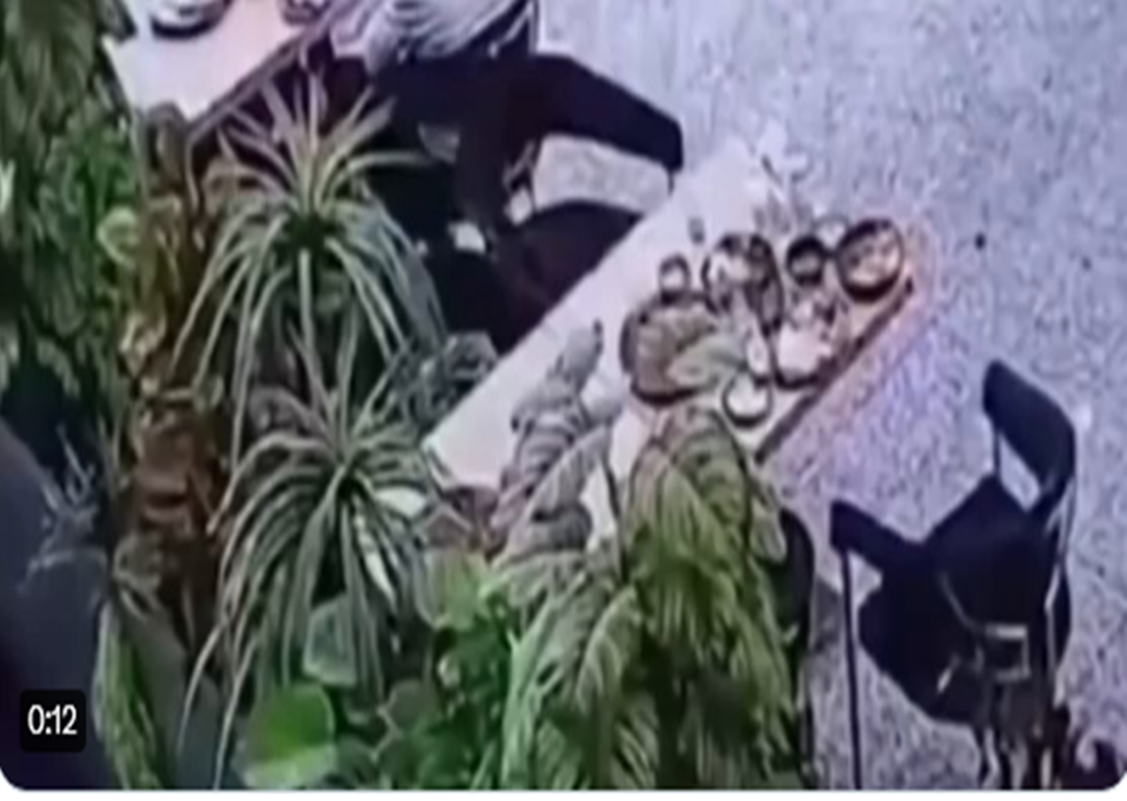 İki arkadaş restoranda yemek yerken kafalarına adam düştü