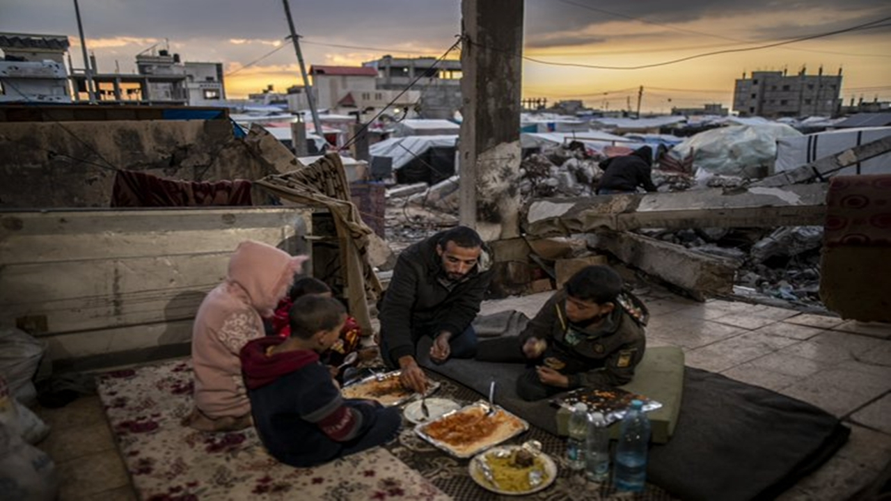 Açlığın hüküm sürdüğü Filistinli aileler bombalar altında iftar açıyor