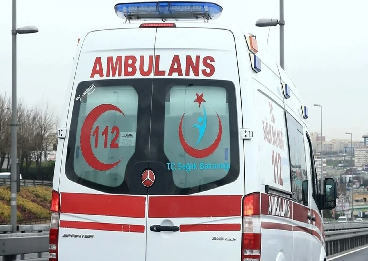 İzmir'de feci kaza: Sürücü tırın çarpmasıyla yaşamını yitirdi