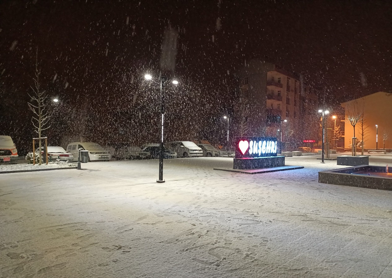 Sivas Suşehri'nde cadde ve sokaklar beyaza büründü...