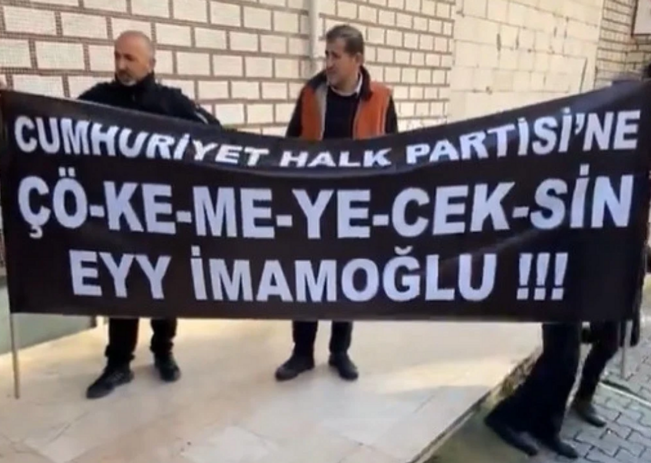 Cemevi önünde toplanan CHP'lilerden Ekrem İmamoğlu'na şok protesto!