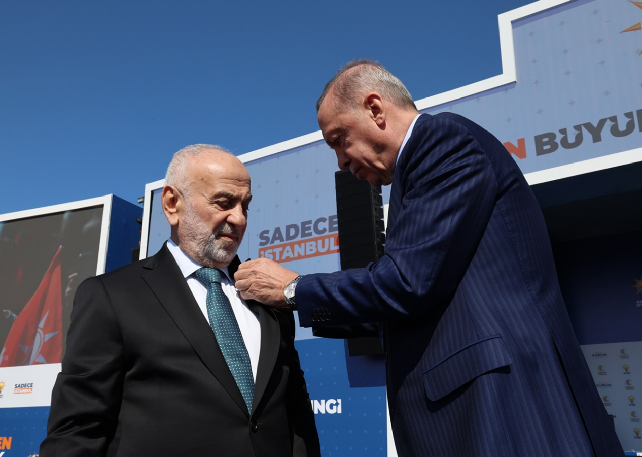 Yeniden Refah Partisi'nden istifa eden Suat Pamukçu AK Parti'ye katıldı! Cumhurbaşkanı Erdoğan rozeti taktı