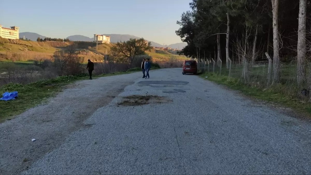 Eşi ile eski çalışanını parkta yakalayan koca dehşet saçtı