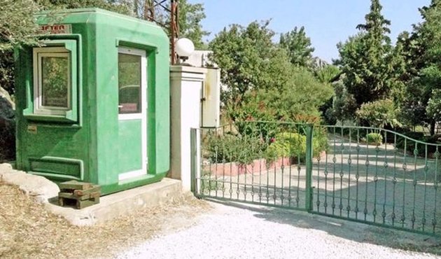 Muğla'da tel örgülerle çevrilen, girişine kapı konulan mahalle!