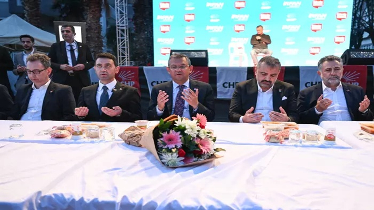 İzmir'de katıldığı programda konuşma yapan CHP Lideri Özgür Özel, Nisa Suresi'nin 58. ayetini, Hz. Peygamber'in hadisi zannederek okudu